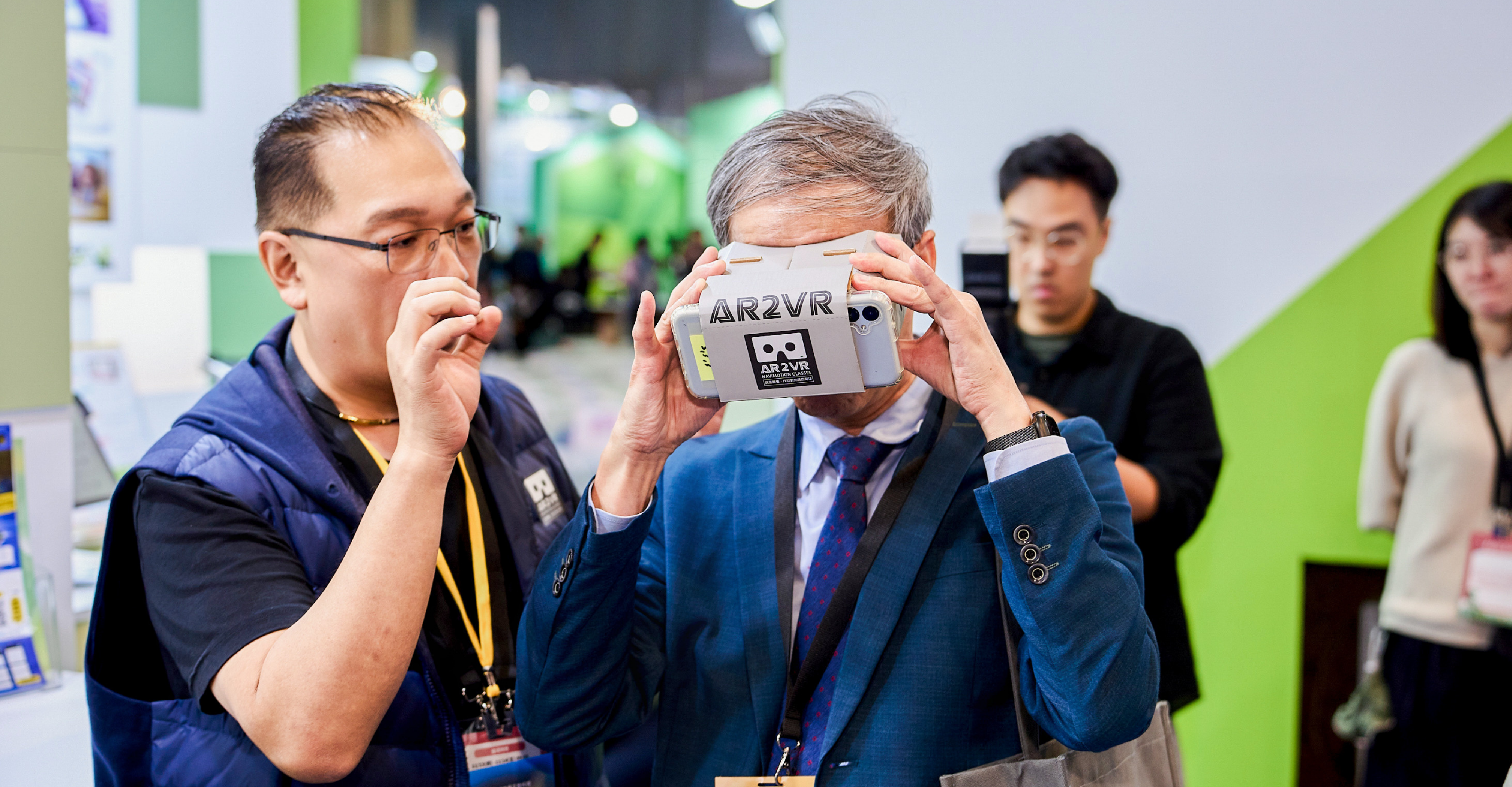 數位產業署陳副署長 親臨體驗,對 AR2VR 結合 AI 的創新應用給予高度評價