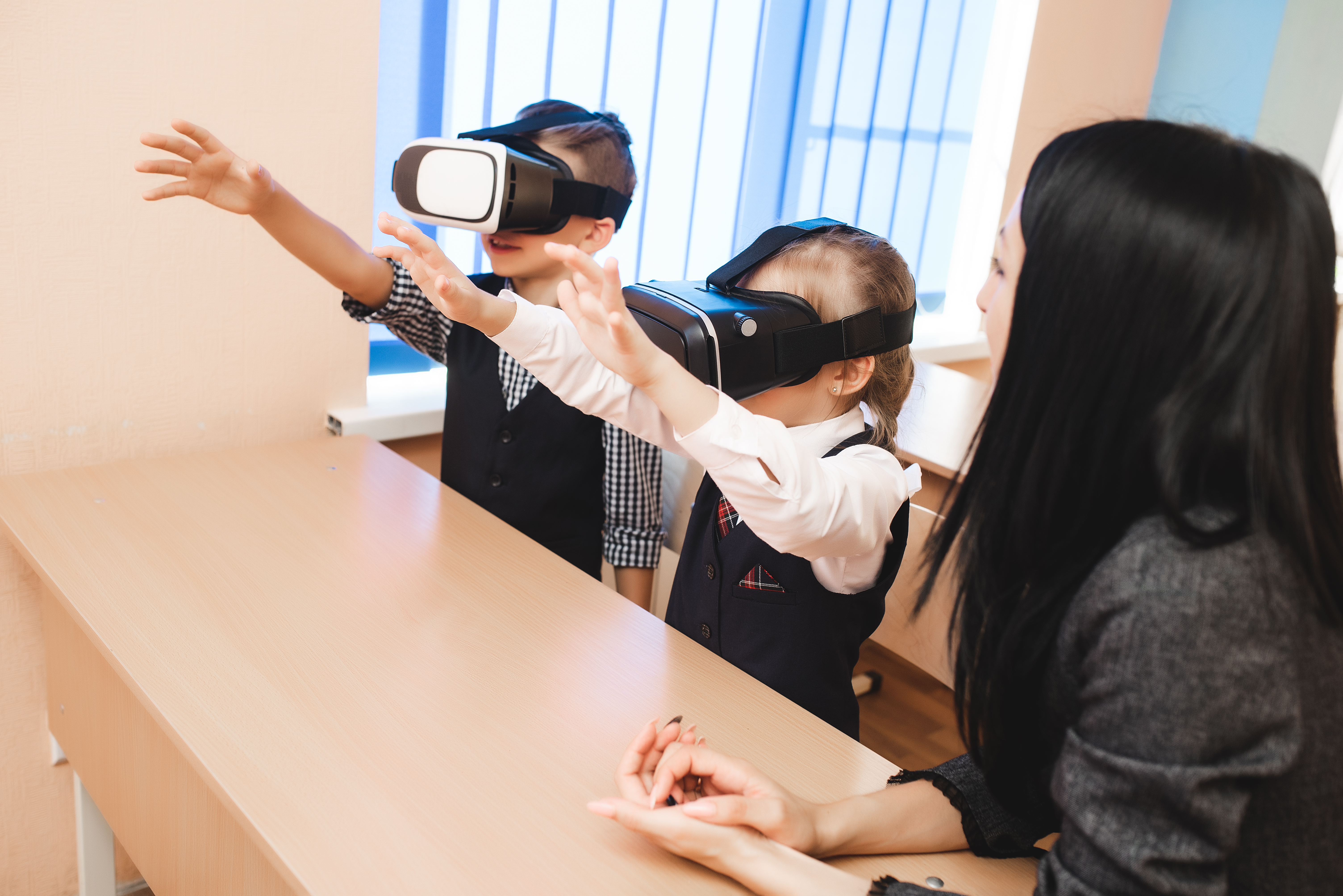 children-with-virtual-reality-glasses-are-school-office-modern-teaching-methods